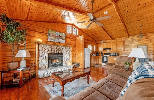 Branson Cabin | Branson Romance - Log Cabin for 2 w/Hot Tub