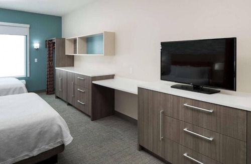 Port Canaveral Hotel | Bright 2 Queen Studio w/Pool Bar & BBQ | 2.5 mi Cocoa Beach Pier