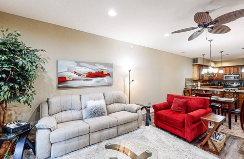 Branson Condo | Bright 2BR Condo - Seasonal POOL - Branson
