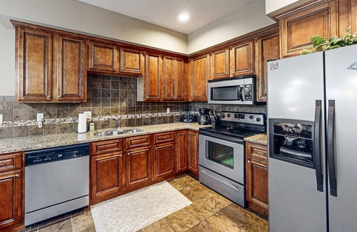 Branson Condo | Bright 2BR Condo - Seasonal POOL - Branson