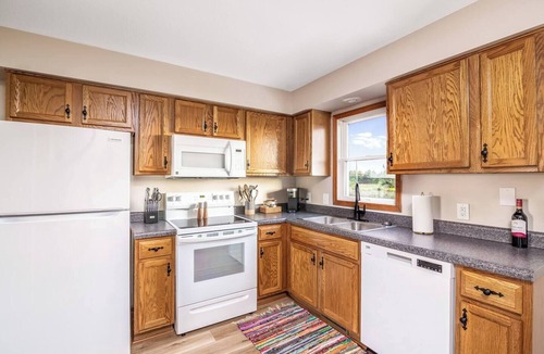 Homerville House | Bright 2BR home with private entrance