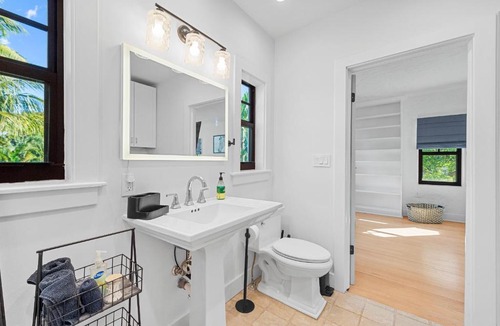 Old Northwood House | Bright 4-Bedroom Retreat with Pool and Guest Suite