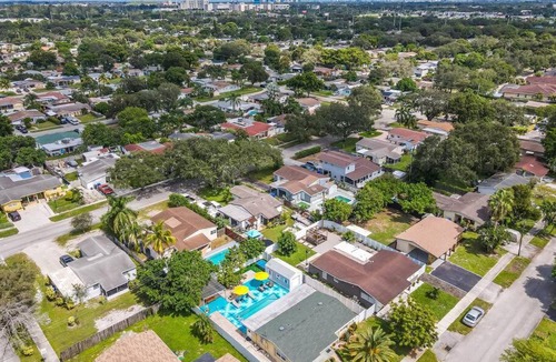 Driftwood House | Bright 4 Bedrooms with Pool and Game Room near Hard Rock