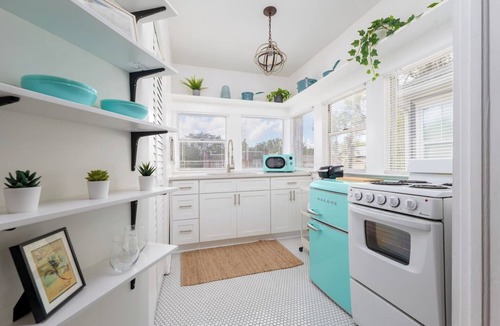Riverside Apartment | Bright Airy Luxurious Abode in Walkable Riverside