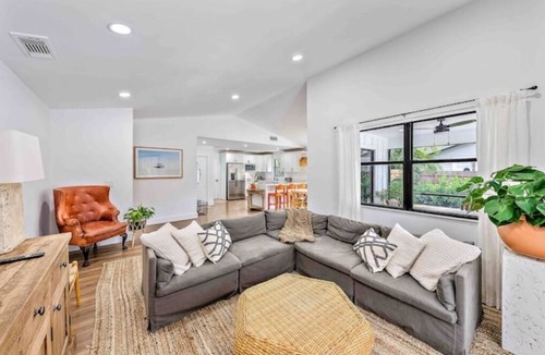 Pine Gardens North House | Bright and beautiful coastal Jupiter home