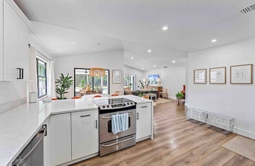 Pine Gardens North House | Bright and beautiful coastal Jupiter home