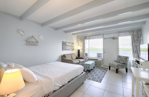 Ruskin House | Bright Beach House Style Studio w/ Canal Water Views