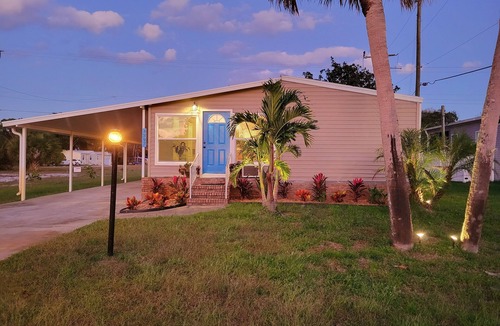 Edgewater House | Bright, Beautiful and Clean Intracoastal Home