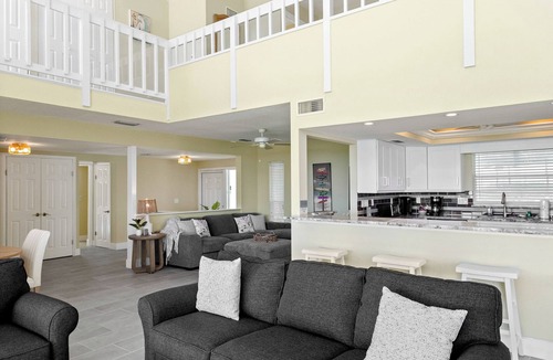 Whitney Beach Condo | Bright Breezy Bayview Condo – Walk to Beach