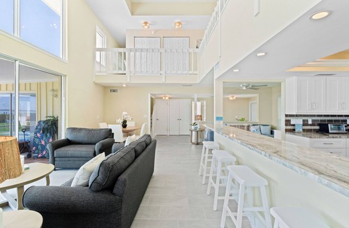 Whitney Beach Condo | Bright Breezy Bayview Condo – Walk to Beach