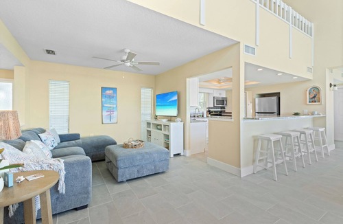 Whitney Beach Condo | Bright Breezy Bayview Condo – Walk to Beach