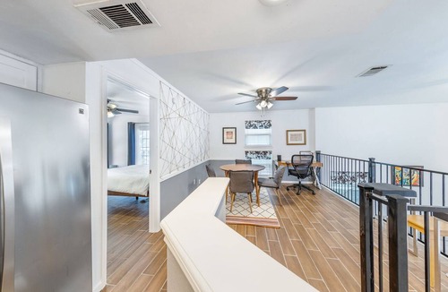 Old Enfield Condo | Bright Central Austin Loft - Workspace + Covered Parking