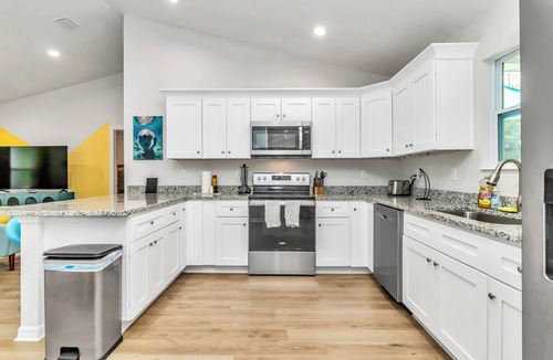 Dunnellon House | Bright & Colorful Oasis 10 Min from Rainbow Springs - Dogs Stay Free!