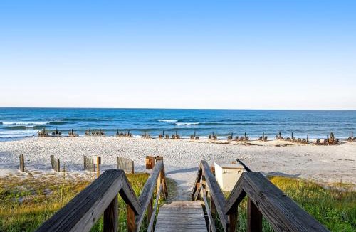 Gulf Place Apartment | Bright condo near shopping & restaurants with tennis & shared pool
