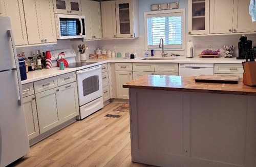 Zephyrhills West House | Bright & Cozy Getaway Close to Beaches & Disney
