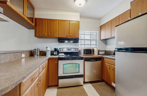 Middle River Terrace House | Bright Florida Home - Enclosed Yard, Fully Equipped Kitchen & Great Location