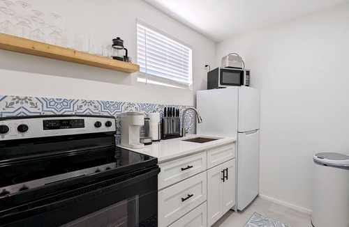 Sarasota Springs House | Bright, Light, Modern & Cozy Guesthouse. Minutes from the beach & downtown.