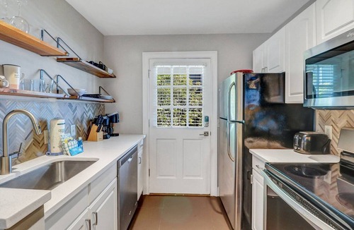 Historic District - North Apartment | Bright, Modern Carriage House off Crawford Square by Lucky Savannah