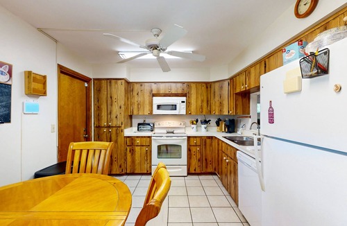 Vero Beach South House | Bright Single‑Level Coastal Stay with Glass Sunroom & Prime Beachside Location! ☀️