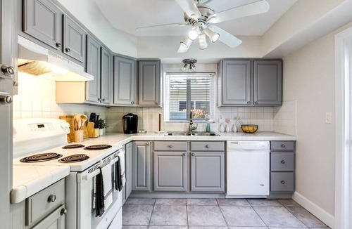 Lake Ridge Apartment | BRiGHT Tropical 3BR/w Pool