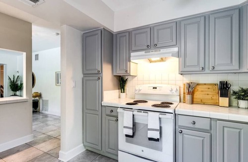 Lake Ridge Apartment | BRiGHT Tropical 3BR/w Pool