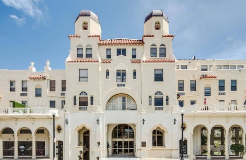 Palm Beach Apartment | BrightCornerStudio StepsToOcean Restaurants Stores