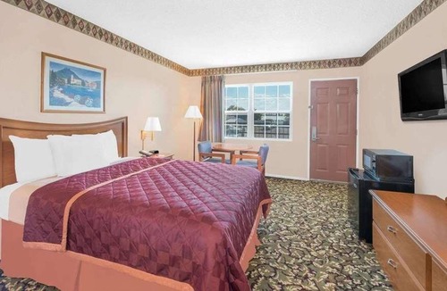 Pecos House | Budget-friendly Accommodation at Knights Inn Laura Lodge Pecos! BBQ, Onsite Pool!
