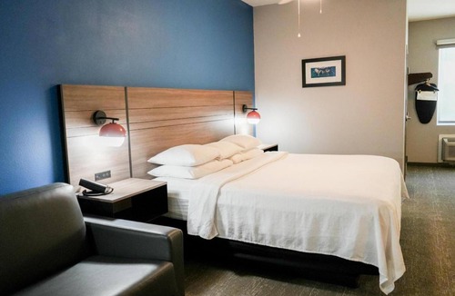 Port Aransas Hotel | Budget-friendly King Room Perfect for Couples w/Free Parking Included