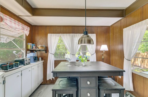 Bushnell Cottage | Bushnell Riverside Retreat w/Hot Tub & Game Shed