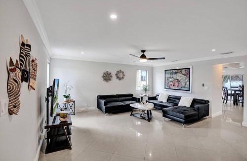 Hollywood House | By Hard Rock Guitar Hotel casino 7 min walk