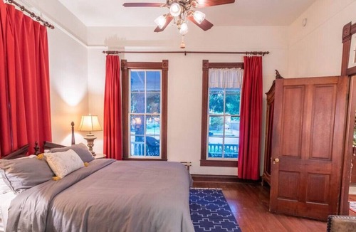 New Braunfels Villa | Cabernet Villa at Zink Haus*1 Block to Comal River*Walk to Downtown NBTX
