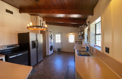 Denison Cabin | Cabin in the woods- Minutes from Lake Texoma, Red River, and Choctaw Casino.