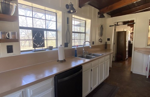 Denison Cabin | Cabin in the woods- Minutes from Lake Texoma, Red River, and Choctaw Casino.