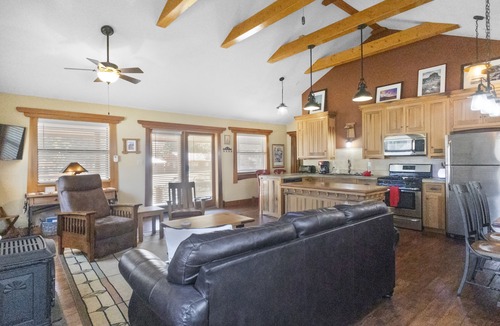 Red River House | "Camp Lil Henry" Charming Cabin - On Main Street - Pet Friendly
