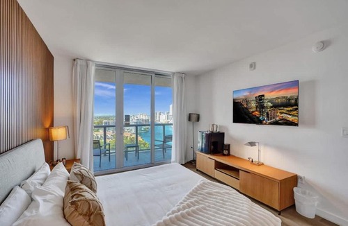 Hallandale Beach Hotel | Canal View Studio - Resort Perks Beach 8 Min 1904