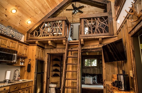 Blue Ridge Cabin | Canopy Blue Luxury Treehouse *hot tub, fire pit, swing bed, amazing views*