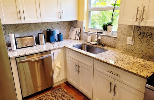 Old Northwood House | Capri Cottage, Pool, walk to restaurants!