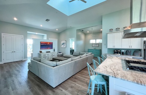 Jose's Hideaway House | Car-Free Island Escape | Pool, Spa + Golf Cart