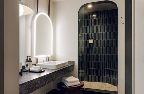 South Arlington Hotel | Caravan Court Hotel