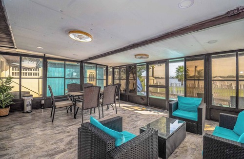 Winter Haven House | Carefree Cove on Lake Connie - With Hot Tub! 15 mins to Legoland