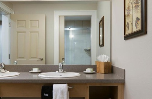 Pinecraft Hotel | Carlisle Inn Sarasota