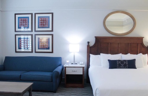 Pinecraft Hotel | Carlisle Inn Sarasota