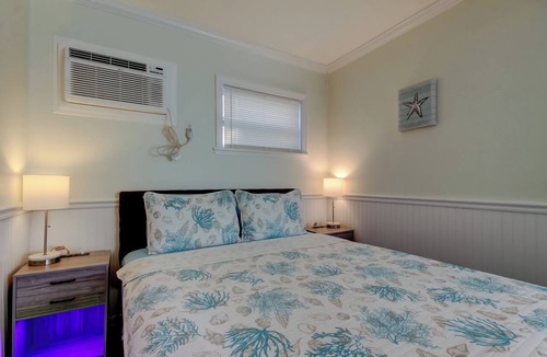 Sunset Reef Hotel | CAROUSEL SUITES - #6 NEWLY RENOVATED STUDIO - JUST STEPS AWAY FROM THE BEACH