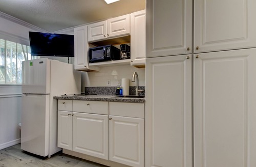 Sunset Reef Hotel | ⛵Carousel Suites #8- Renovated Studio steps to the beach - The Perfect Getaway!