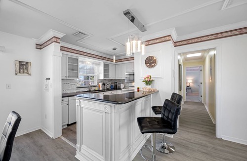 Sunset Reef Hotel | Carousel Suites
