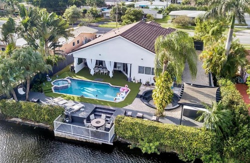 Park East Villa | Casa Asaka Waterfront Pool Paradise