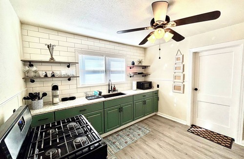 Midland House | Casa Blanca Home 4 Professionals