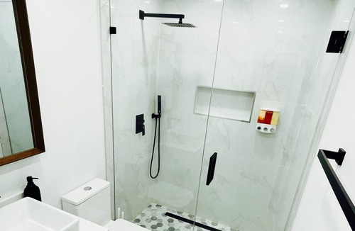 Olympia Heights House | Casa con Piscina Climatizada, Cancha de Baloncesto