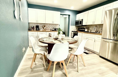 Westgate House | Casa Cool Breeze your family’s perfect escape in sunny West Palm Beach!