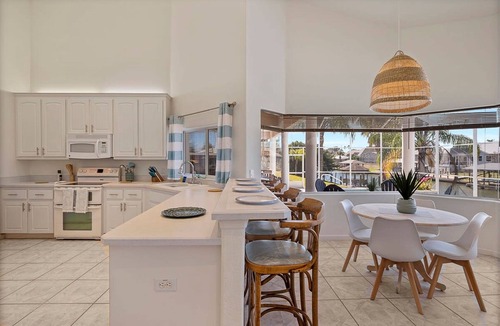 Palm Harbor House | Casa Coral- Heated Infinity Pool Canal Home